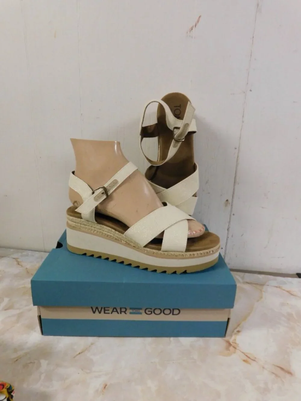 Toms NOELANI Natural / Gold Metallic Canvas Sandals NEW in Box 7
